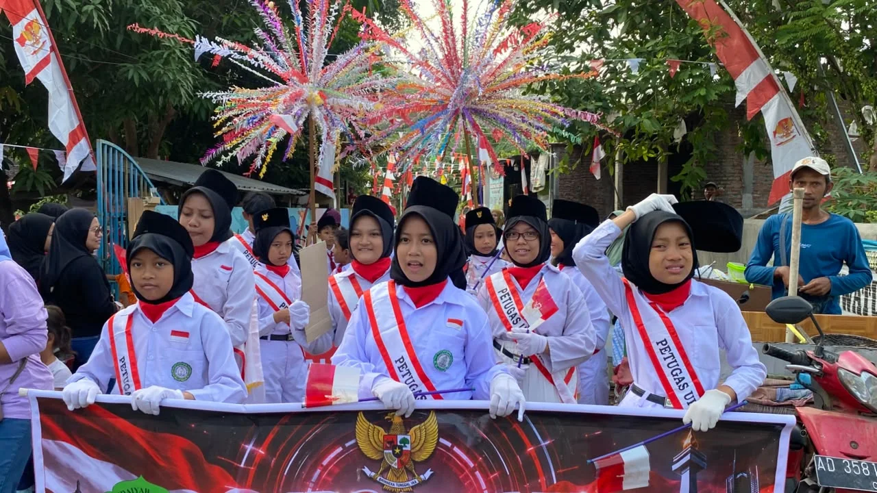 MI Al Muta’allimin Gelar Karnaval Meriahkan HUT ke-81 Republik Indonesia